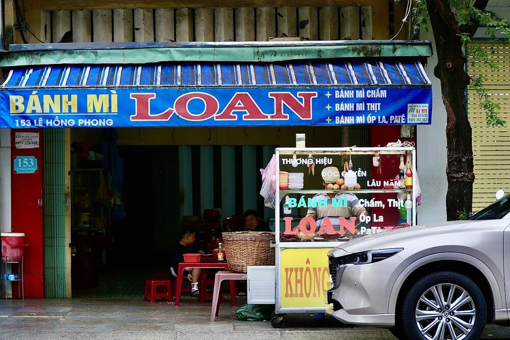 Bánh mì chấm hấp dẫn tại quán Loan, với hương vị đậm đà của nước chấm và lớp vỏ bánh giòn xốp, là món ăn không thể bỏ qua khi tìm kiếm bánh mì ngon.
