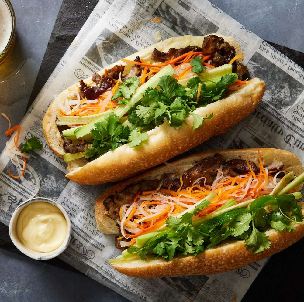 Bánh mì nóng hổi tại một quán bánh mì ngon gần đây, với hương thơm quyến rũ và vị ngon khó cưỡng, là lựa chọn lý tưởng cho những ai yêu thích sự tươi ngon.