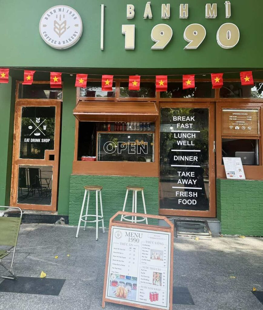 Bên trong quán Bánh mì 1990, nơi không gian cổ điển kết hợp với sự hiện đại tạo nên một trải nghiệm thú vị, dễ chịu khi thưởng thức món ăn.