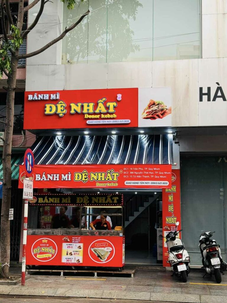 Chiếc bánh mì Đệ Nhất đầy màu sắc với đủ loại nhân phong phú, mang đến hương vị tuyệt vời cho mỗi chiếc bánh, là món ăn yêu thích của nhiều người.