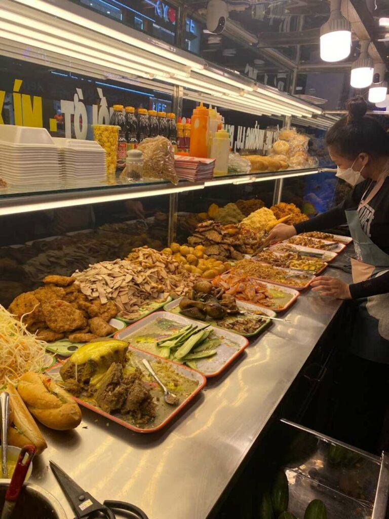 Một chiếc bánh mì Ngọc Hà nóng hổi, chứa đựng đủ loại nhân phong phú, hấp dẫn, khiến mọi giác quan của bạn phải mê mẩn ngay từ cái nhìn đầu tiên.